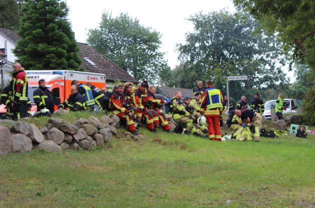 Verschnaufpause: Insgesamt waren rund 100 Feuerwehrleute im Einsatz.