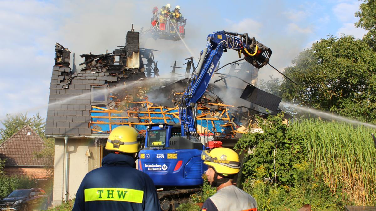 Großfeuer Sagau: Was Brand auslöste – Feuerwehr löscht noch immer
