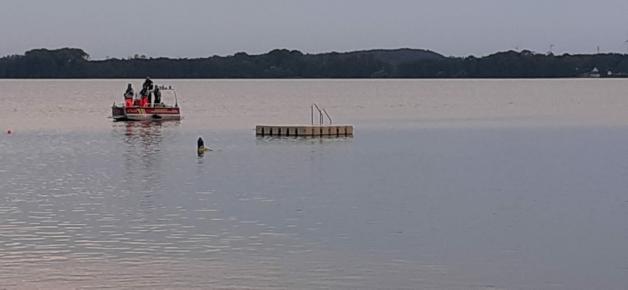 Die Leiche soll von Tauchern nahe der Boje bei der Badeinsel lebend gefunden worden sein.