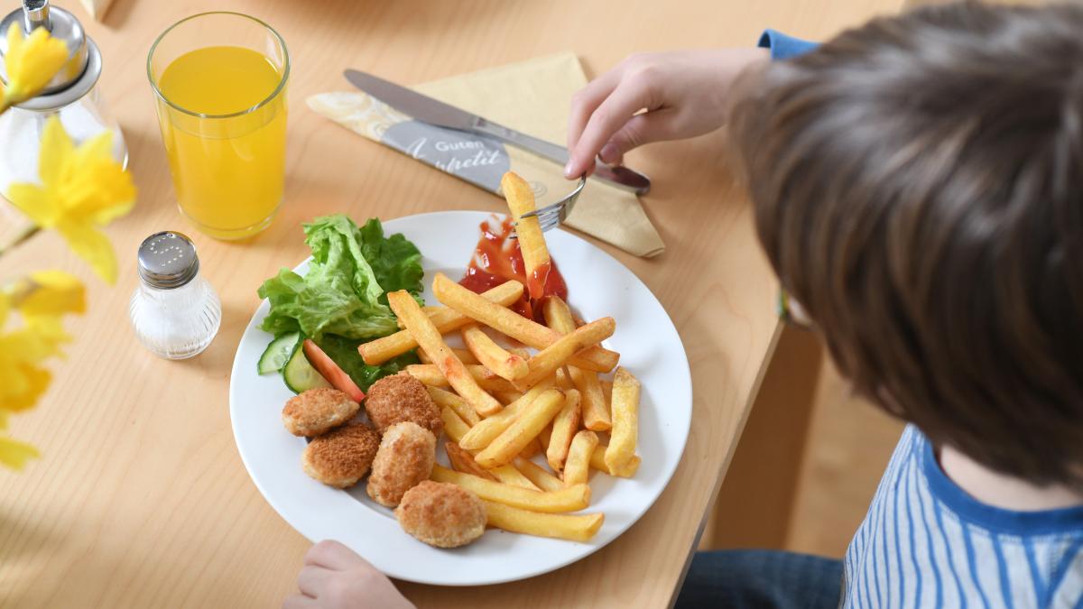 D-rfen-Restaurants-Erwachsenen-einen-Kinderteller-verwehren-Das-sagt-ein-Anwalt
