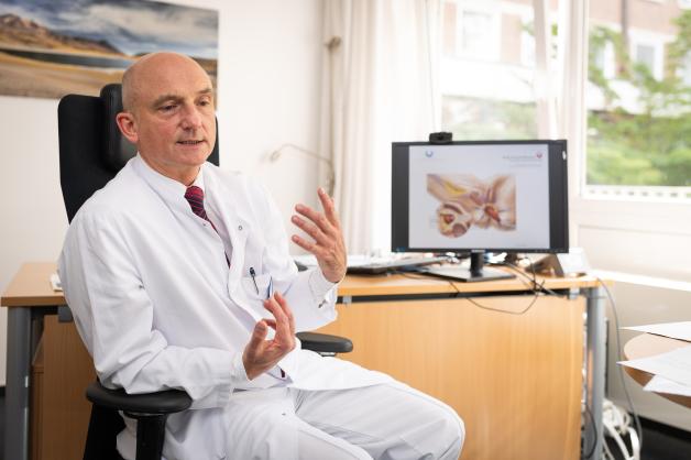 Erik Allemeyer, Leitender Arzt der Proktologie, Kontinenz- und Beckenbodensurgery bei Franziskus-Hospital Harderberg bei Niels-Stensen-Kliniken op de komplizierten Eingriff.