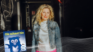 Wozu sind Träume da? Über diese Frage spricht Ole im Kinderpodcast „Ole schaut hin“ mit der Sängerin Simone Sommerland.