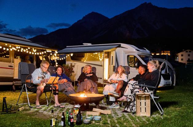 Abendstimmung beim aktuellen Roadtrip: Ingolf Lück, Oliver Mommsen, Bettina Tietjen, Lola Weippert, Cossu und Gisa Flake beim musikalischen Lagerfeuer. 