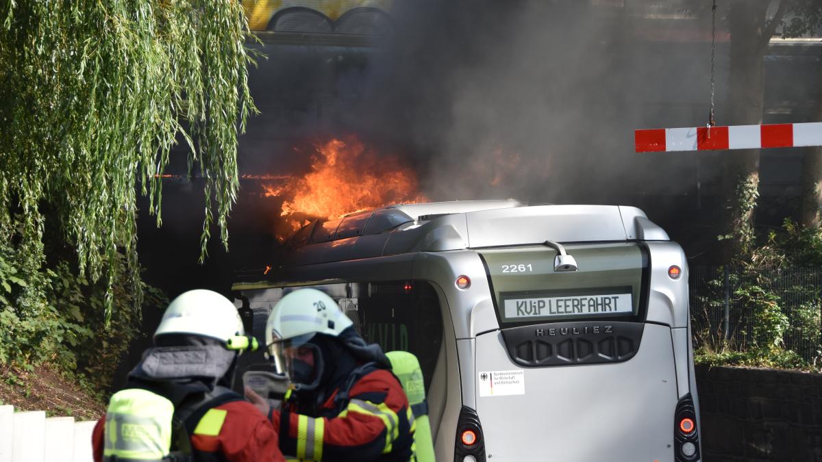 Elmshorn: Electric bus crashes into railroad bridge and catches fire