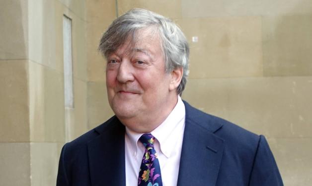 Stephen Fry has all the Harry Potter books in the original version. A Satz, who is not about the Lips, while JK Rowling watches the tape further, says that he is in an interview.