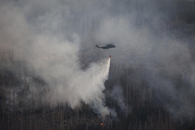 Löschen aus der Luft: Ein Hubschrauber der Bundeswehr wirft am Königsberg im Harz Wasser ab.