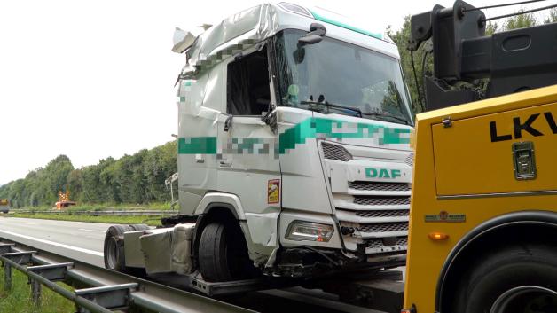 Der Lkw muss abgeschleppt werden.