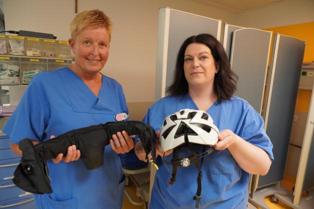 A Radfahrer-Airbag as an alternative to a helmet is presented by Andrea Antons (left) and Sabrina Sanders.