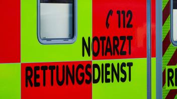 Ratzeburg GER, Einsturz Netto-Markt, Ratzeburg 30.07.2024 Aufschrift Notarzt, Rettungsdienst auf Krankenwagen/RTW GER, E