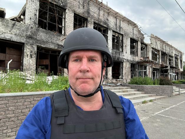 Le modérateur Michael Clasen lors d'un voyage de reportage en Ukraine.