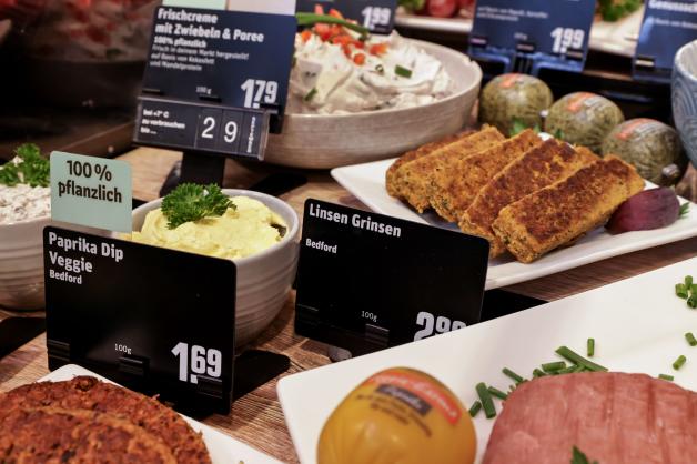 Fleischlose Fleischtheke: Osnabrücker Rewe setzt auf vegane Wurst