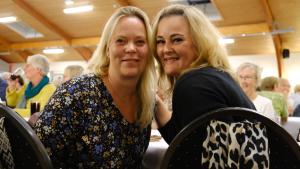 Ein rundum gelungener Abend für die Landfrauen Ann-Christin Knudsen (rechts) und Carmen Steensen aus Stedesand: „Tolles Essen, tolle Location, tolles Programm!“