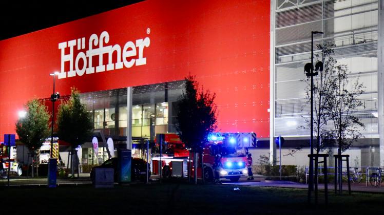 Dach bei Möbel Höffner in Kiel brennt Westring gesperrt