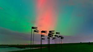 Buntes Spektakel: Die Windhosen an der Dockkoogspitze in Husum von Julia Bornefeld zeigten sich in der vergangenen Nacht in einem ganz neuen Licht.