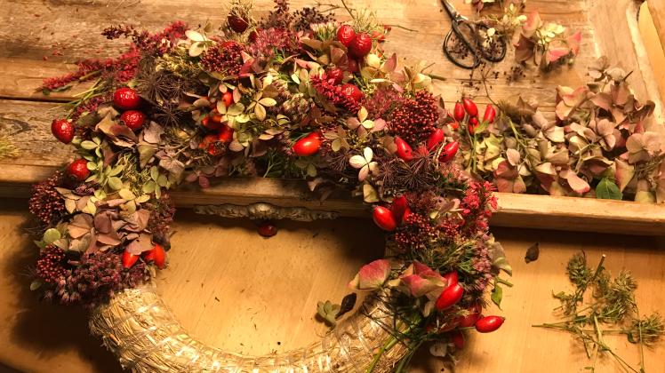 Anleitung: Herbstkrnze aus Naturmaterialien selbermachen