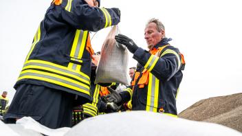 Katastrophenschutzübung Nordfriesland Sandsäcke Einsatzkräfte Feuerwehr