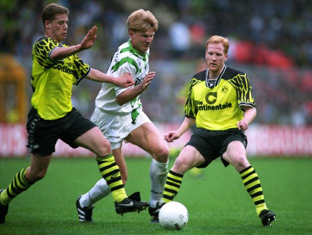 Der damals 17-jährige Lars Ricken (l.) nimmt mit Matthias Sammer den Gladbacher Stefan Effenberg in die Zange. 