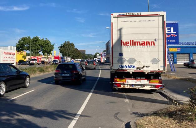 Zu breit für den Parkstreifen: Die Stadt verbot auf einem Teilstück der Hannoverschen Straße das Parken für Lkw.