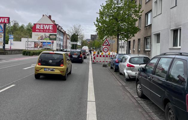 Die Baustelle an der Bohmter Straße, aufgenommen im Mai dieses Jahres: freie Fahrt für Autofahrer, langer Umweg für Radfahrer.