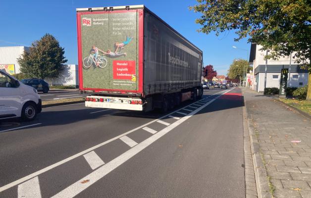 Fertiger Abschnitt der Hannoverschen Straße in Osnabrück - hier stadteinwärts: Radfahrer haben dort nun viel Platz. Ein Sicherheitstrennstreifen schützt sie vor dem fließenden motorisierten Verkehr.