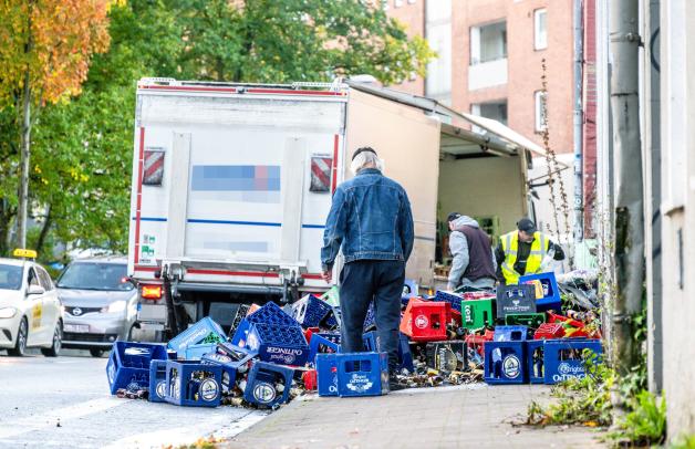 Nach Angaben des Fahrers hatte sich die Ladeklappe während der Kurvenfahrt geöffnet.