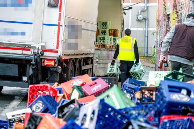 Sortieren und schleppen: Die noch intakten Flaschen wurden wieder auf den LKW geladen.