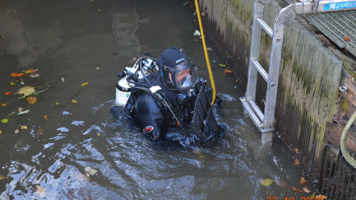 Taucher-in-der-Osnabr-cker-Nette-im-Einsatz-Suche-nach-E-Scooter