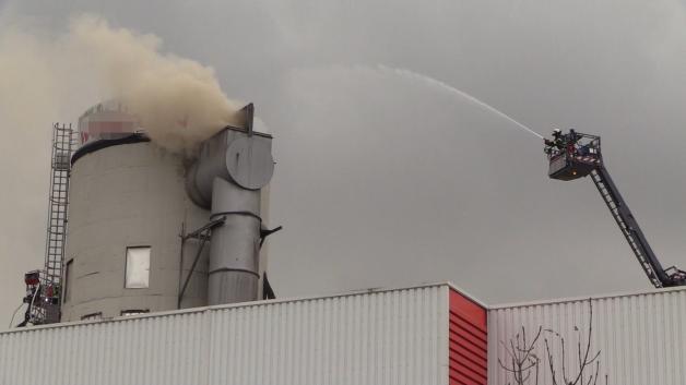 Die Feuerwehr nutzte eine Drehleiter, um den Turm von oben zu spülen.  