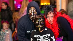 Andrea, Olli und Anton aus Bayreuth sind der Hingucker bei der Halloween-Party imPfahlbau vor dem Deich.