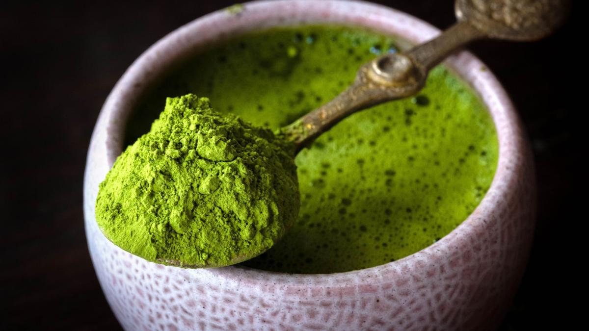 Gr-nes-Trendgetr-nk-mit-umstrittener-Wirkung-Darum-sollte-man-Matcha-nur-in-Ma-en-trinken