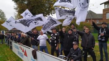 Auch die Heider Fans konnten verfolgen, wie gut der TSV Lägerdorf mit dem Favoriten aus Dithmarschen mithalten konnte.