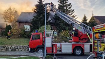 Die Feuerwehr ist mit der Drehleiter vor Ort bei dem Feuer in St. Michaelisdonn.