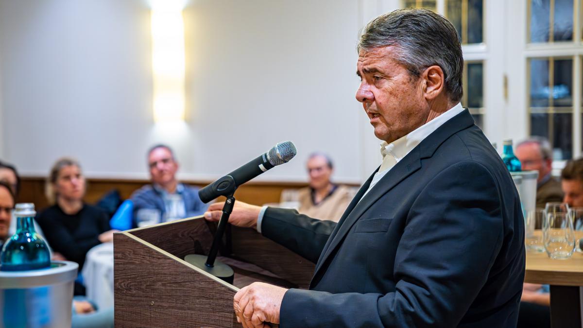 Sigmar Gabriel holte bei seinem Vortrag in Bad Essen zum Rundumschlag aus.Foto: Heinz-Jürgen Reiß