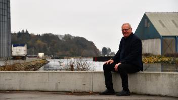 Erwin Andresen vom Apenrader Hafen auf der zu niedrigen Mauer.