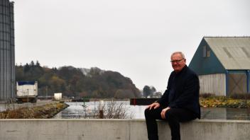 Erwin Andresen vom Apenrader Hafen auf der zu niedrigen Mauer.