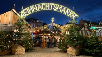 So einladend präsentiert sich der Weihnachtsmarkt seinen Besuchern in Husum.