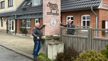 Besitzer Nis Richardsen (l) und Bürgermeister Matthias Feddersen (r) vor dem „Lütten Steakhaus“ in Ockholm