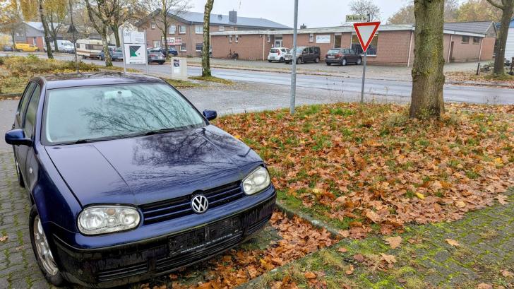 In Büdelsdorf ärgern sich Anwohner über Autos, die ohne Zulassung und Kennzeichen seit Monaten auf Parkplätzen stehen. Wann sie abgeschleppt werden, ist noch unklar.