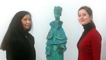 Mit dem Werk „Blauer König“ von Karin Weissenbacher: Janina Arlt und Esther Wrobbel (r.).Mit dem Werk „Blauer König“ von Karin Weissenbacher: Janina Arlt und Esther Wrobbel (r.).