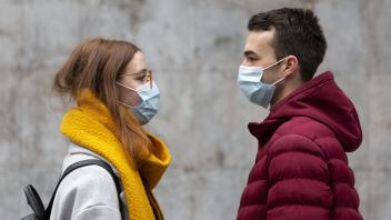 Seitenansicht Paar mit medizinischen Masken Side view couple wearing medical masks Copyright: imageBROKER/OleksandrxLatk