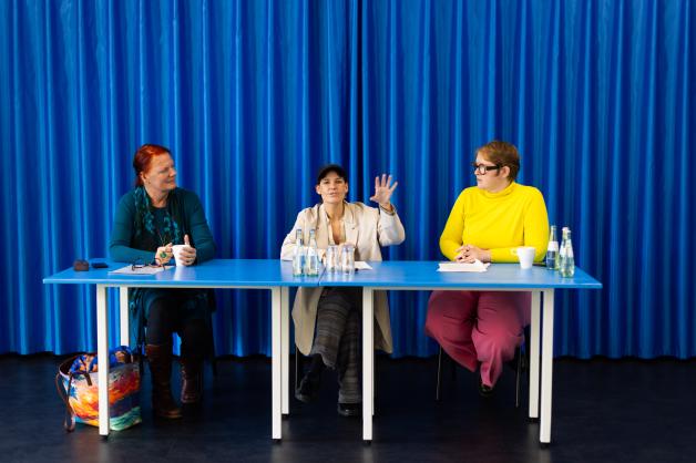 Patricia Mersinger (on Links), Anna Jehle and Juliane Schickedanz worked with the creation also the current events of the Kunsthalle Osnabrück vor. 