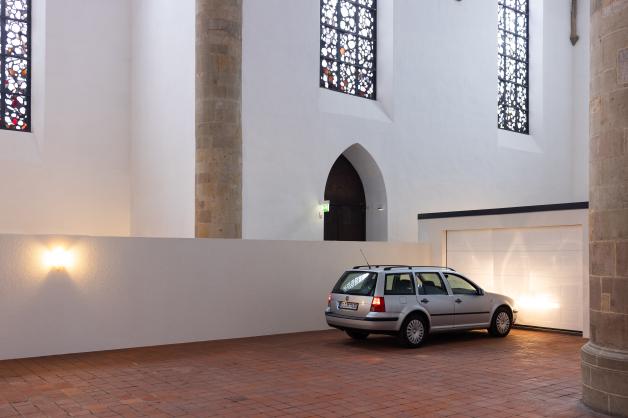 VW Golf in front of the garage - in the Kunsthalle Osnabrück, in the Dominican cloister.