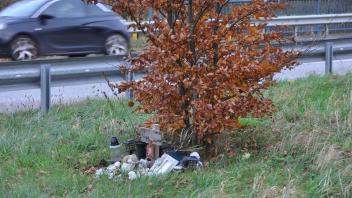 Immer wieder sind am Straßenrand kleine Gedenkstätten zu sehen, die an Unfallopfer erinnern, so wie hier an der B76 zwischen Eckernförde und Fleckeby auf Höhe der Abfahrt nach Kosel.