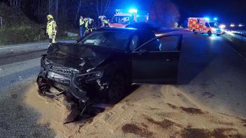 Der junge Fahrer dieses Audis rammte auf der A21 bei Tremsbüttel einen VW