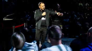 Schriftsteller Sebastian Fitzek hat im Urheberrecht promoviert. Heute füllt der 53-Jährige die Hallen mit seinem Thriller-Tour.