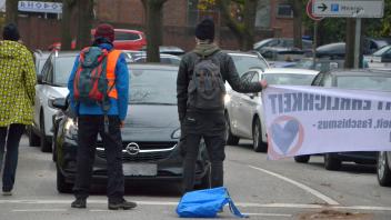 Mehrere Stunden lang ging in Itzehoes Innenstadt für den Autoverkehr nichts mehr: Zu einer längeren Sperrung der Kreuzung an der Breitenburger Straße, Ecke Schumacherallee führten Aktivisten und Unterstützer der „Letzten Generation“.