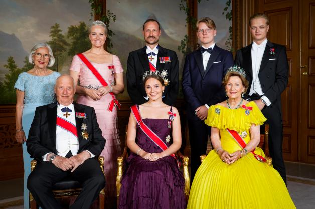 Marit Tjessem (hinten left), Mutter der Kronprinzin von Norwegen, Kronprinzin Mette-Marit von Norwegen, Kronprinz Haakon von Norwegen, Marius Borg Heuby, Sohn de Kronprinzen, Sverre Magnus, Prinz von Norwegen, König Harald W. (vorne left), Ingrid Alexandra von Norwegen and Sonya Königin.