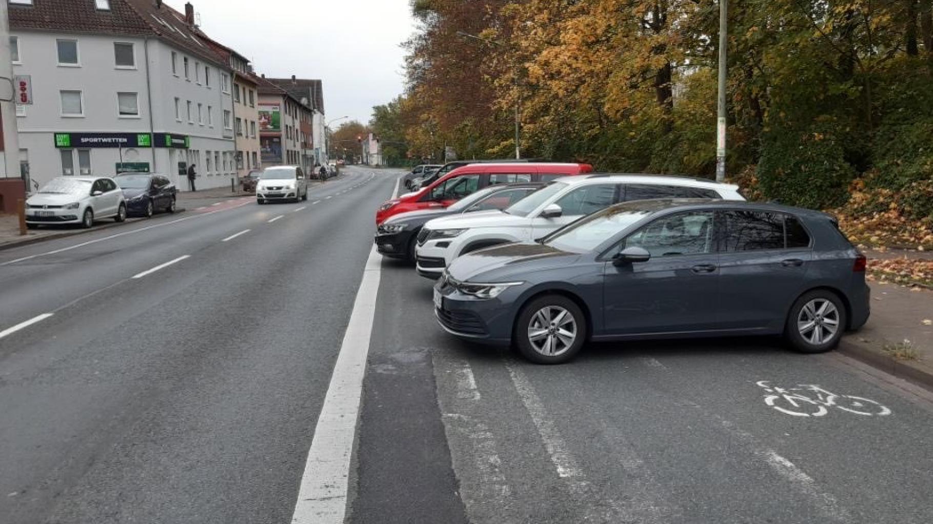 Autos parken bei Spiel des VfL Osnabrück auf Radspur – warum es keine Knöllchen gab