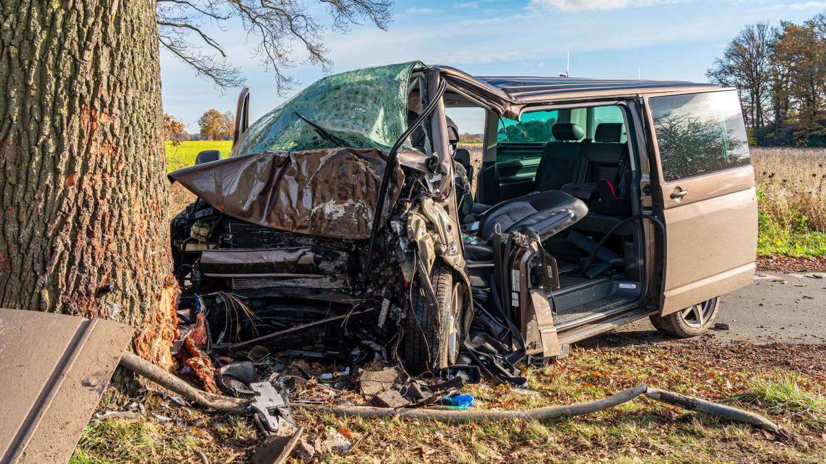 Auto-f-hrt-gegen-Baum-T-dlicher-Unfall-auf-B51-bei-Bohmte