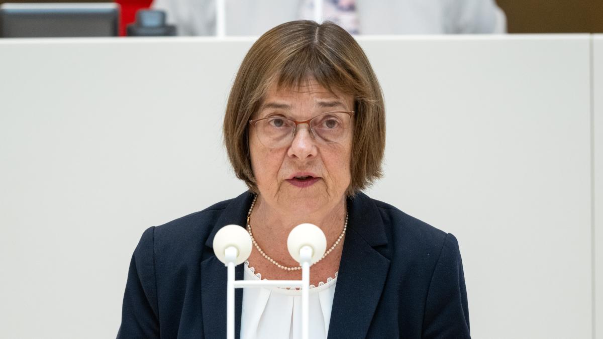 brandenburgs-ministerpr-sident-woidke-entl-sst-gesundheitsministerin-nonnemacher